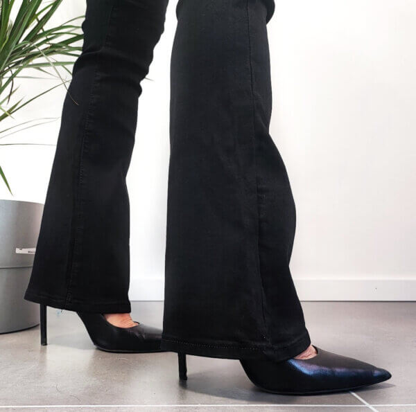 meraki online shop zampa jeans indossato nero dettaglio2